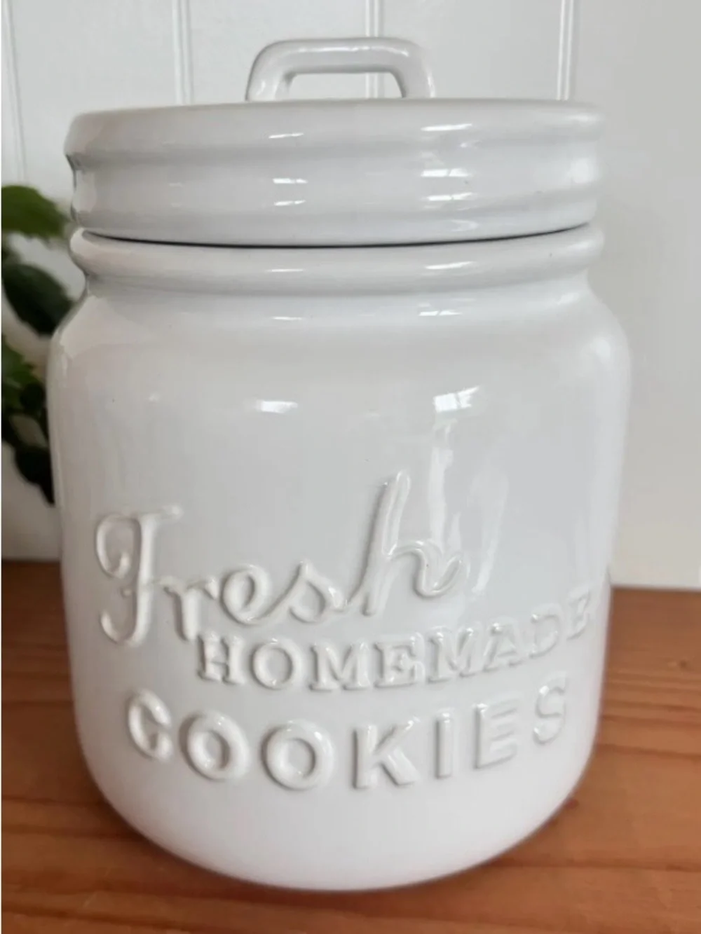 Crate & barrel “Fresh homemade cookies” canister cookie jar with lid